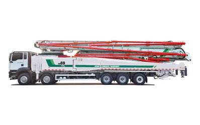 Pompe à béton sur camion 